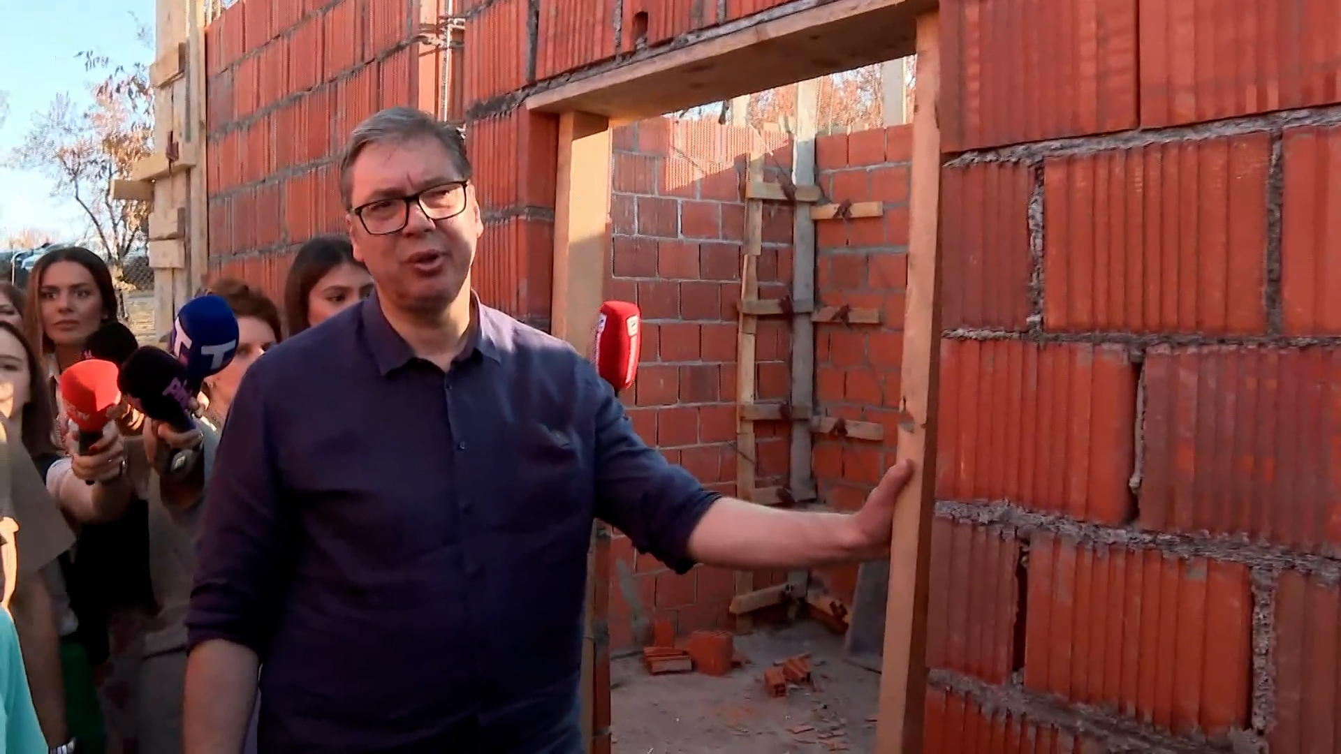 Zitoradja, predsednik Republike Srbije Aleksandar Vucic posetio je naselja Novo Momcilovo i Konjarnik u opstini Zitoradja i obisao radove na obnovi kuca izgorelih u pozaru, pokrivanje Zitoradja, predsednik Republike Srbije Aleksandar Vucic posetio je naselja Novo Momcilovo i Konjarnik u opstini Zitoradja i obisao radove na obnovi kuca izgorelih u pozaru, pokrivanje